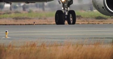 Havacılık Mucizeleri 'nin keşfi: Asfalttaki Uçak Tekerlekleri' nin hayranlık uyandıran yakın çekimleri. Yüksek kalite 4k görüntü