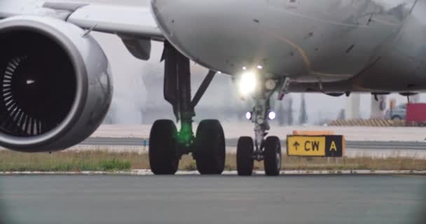 旅客機の車輪は 着陸後に空港滑走路をドライブする 飛行機と飛行機のフライト 高品質の4K映像 — ストック動画