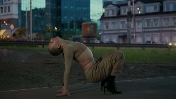 Een Knappe Danser Danst Hoge Hakken Een Stadsgezicht Een Man — Stockvideo