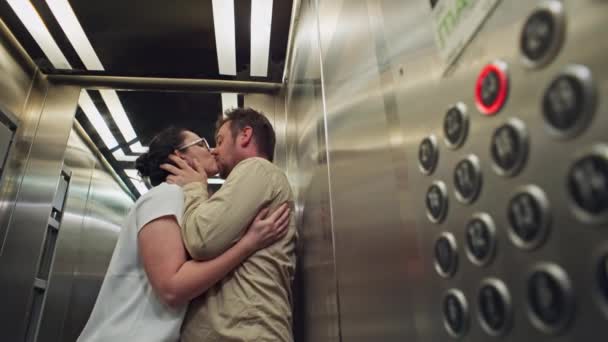 職場での愛 オフィスセンターエレベーターでキスを共有する男と女のロマンチックな出会い 高品質の4K映像 — ストック動画
