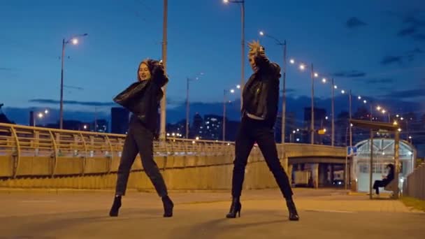 Pereche Frumoasă Dansatori Care Dansează Tocuri Înalte Străzile Orașului Dansuri — Videoclip de stoc