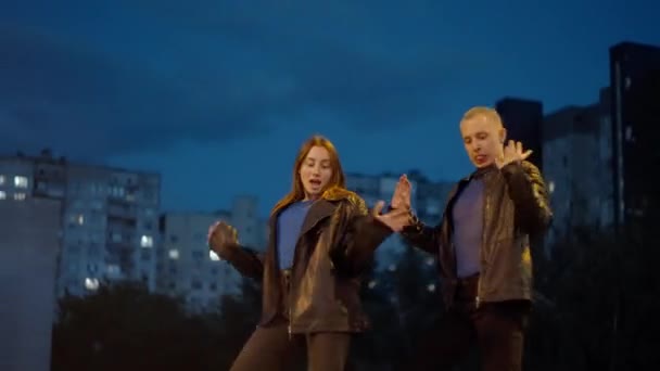 Пара Танцюристів Танцює Ритмічний Танець Нічному Місті Світло Вулиць Побиття — стокове відео