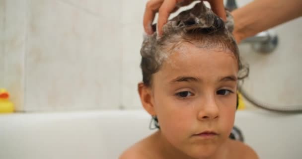 Fürdés Varázsa Egy Anya Gyengéd Gesztusok Mosolygó Gyermek Megvilágítja Fürdőszobát — Stock videók