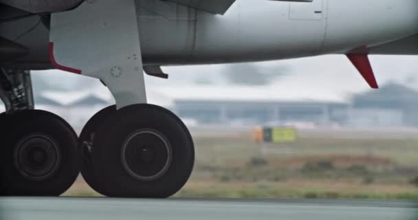Primer Plano Las Ruedas Avión Que Viaja Por Pista Vídeo — Vídeos de Stock