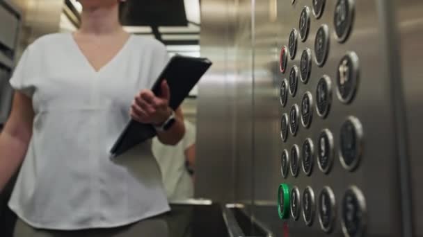 Voyage Professionnel Femme Affaires Entrant Dans Ascenseur Centre Bureau Avec — Video
