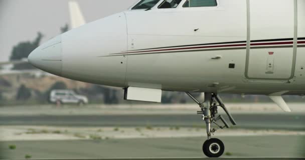 空港駐車場から滑走路までプライベートジェットが離陸します ビジネスフライト 高品質の4K映像 — ストック動画