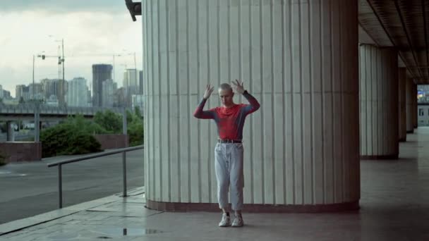 Urban Rhythm Mesmerizing Dance Moves Young Man Cityscape Showcasing Beautiful — Stock video