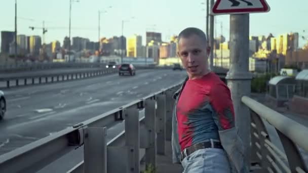 Urban Rhythm Young Man Mostra Freestyle Dance Muove Ponte Paesaggio — Video Stock