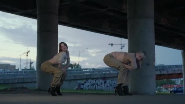 Uomo Una Donna Che Ballano Con Tacchi Alti Paesaggio Urbano — Video Stock