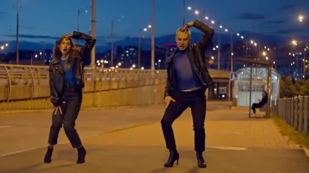 소년과 소녀는 거리에서 하이힐 풍경에서 뒤꿈치에 고품질 — 비디오