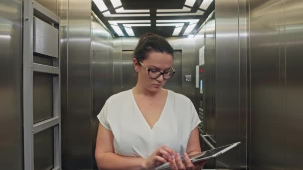 Şirkete Dönüş Kadını Tablet Belgeleri Ofis Merkezi Asansöründe Bir Merkezi — Stok video