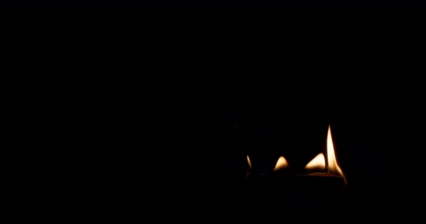 火の炎の背景ビデオ 黒い背景に燃えているボンファイアのスローモーションビデオ 高品質の4K映像 — ストック動画