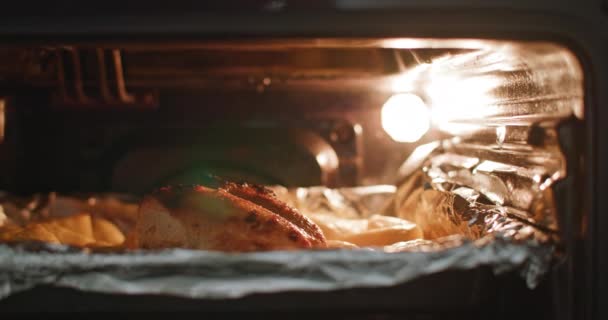 Matlagning Och Bakning Potatis Med Kyckling Till Middag Bakad Potatis — Stockvideo