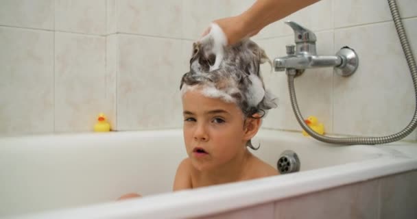 难忘的连接时刻 一个快乐的母亲 带着关心和欢笑洗净她的孩子的头发 高质量的4K镜头 — 图库视频影像