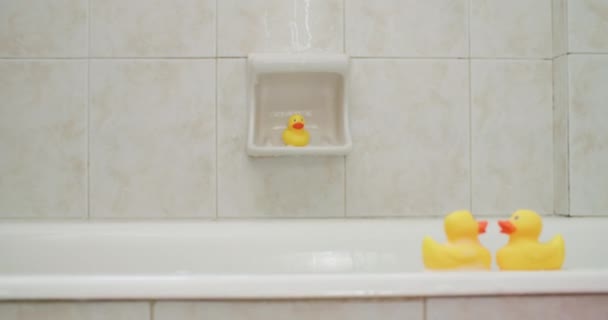 愉快的洗澡时刻 笑着让孩子开心 在浴室里洒水 高质量的4K镜头 — 图库视频影像