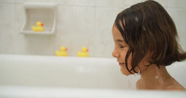 Çocuk Sıçratır Banyo Yaparken Mutludur Neşeli Gülümseyen Bir Kız Banyoda — Stok video