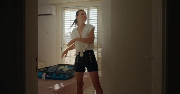 Avrupalı Bir Kadın Giysilerini Dolaptan Yatağa Uzanmış Bir Bavula Atar — Stok video