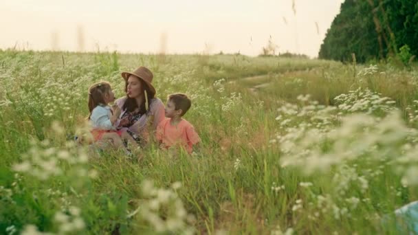 Madre Suoi Figli Legano Deliziosi Gelati Durante Delizioso Picnic Nel — Video Stock