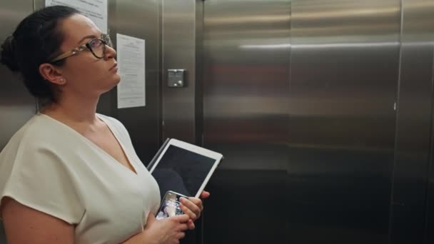 Elinde Evrakları Elinde Bilgisayarı Olan Bir Kadın Bir Merkezinin Asansörüne — Stok video