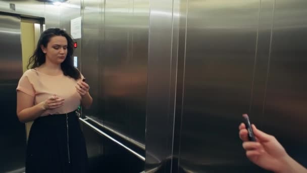 여성이 엘리베이터에 들어가서 입술을 그립니다 소녀는 데이트에 서둘러 고품질 — 비디오