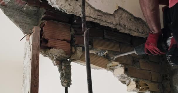 精密拆除 用铁锤推倒墙壁 展示建筑和艰苦工作的男性手的特写 高质量的4K镜头 — 图库视频影像