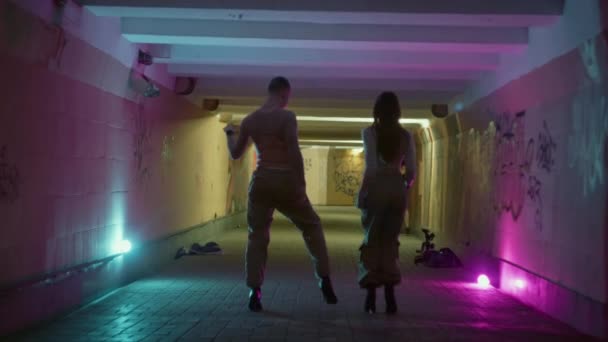 ダイナミックアーバンフットワーク ハイヒールの若者と女性は シティスケープで現代的なダンスを表示し リズミックな動きと現代のライフスタイルをブレンドします 高品質の4K映像 — ストック動画