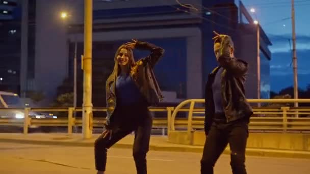 アーバン バイブを取り入れる ダイナミック ボーイとガール チームによるストリート ダンス パフォーマンスを魅了する 高品質の4K映像 — ストック動画