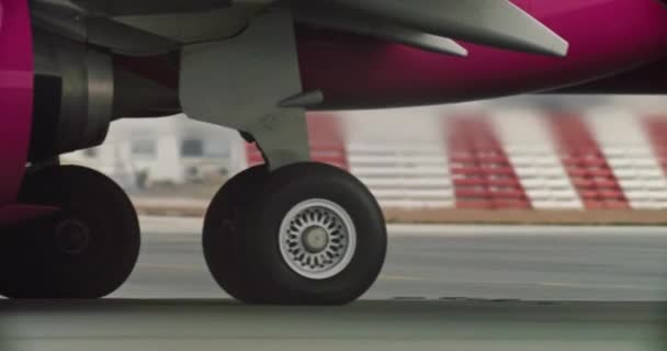 Ένα Κοντινό Πλάνο Των Τροχών Του Αεροπλάνου Που Ταξιδεύει Στην — Αρχείο Βίντεο