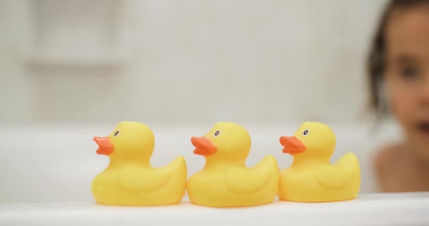 Unleashing Joy Childs Blissful Bath Time Yellow Duckies Water Play — Stok Video