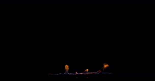 摘要地面火灾背景录像摘要 在黑色背景的慢镜头上起火 高质量的4K镜头 — 图库视频影像