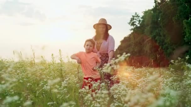 Смішне Відео Мати Син Танцюють Ритмічно Полі Заході Сонця Щаслива — стокове відео