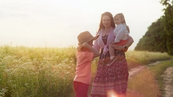 Concepto Maternidad Felicidad Con Los Niños Paseo Hijo Pone Sombrero — Vídeos de Stock