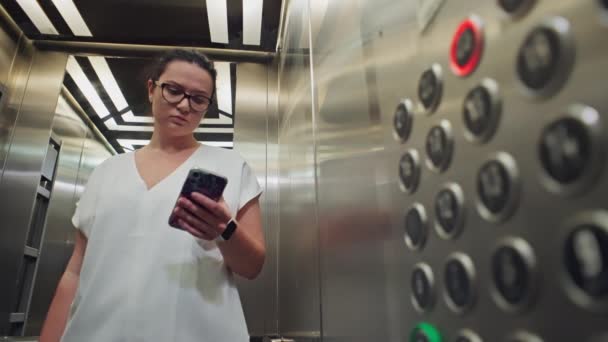 効率的なビジネス通勤 タブレット ドキュメント スマートフォンでオフィスセンターエレベーターでのミーティングの準備 高品質の4K映像 — ストック動画