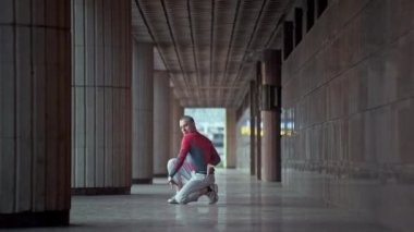 Şehir manzarasında dans eden seksi adam. Şehir manzarasında şehir dansına duyarlı zarif hareketler. Yüksek kalite 4k görüntü