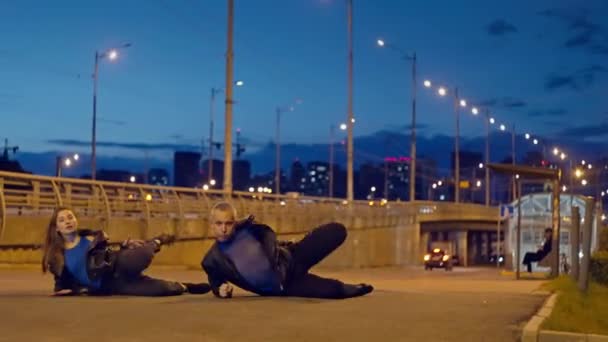 Парень Девушка Танцуют Сексуальные Танцы Высоких Каблуках Городской Улице Красивая — стоковое видео