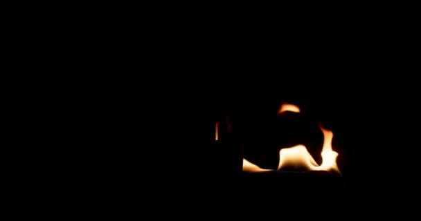 어둠을 조각하고 변화시키는 불꽃의 진열장 고품질 — 비디오