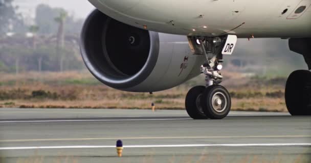 Close Wheels Plane Going Runway Airport High Quality Footage — Stock Video