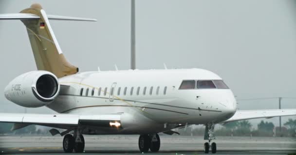一架商务专机正准备离开机场 一架小型飞机驶向跑道 高质量的4K镜头 — 图库视频影像
