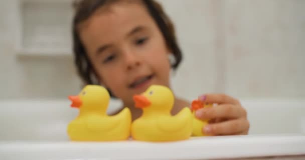 Infancia Felicidad Presentado Tiempo Baño Divertido Con Patitos Amarillos Salpicaduras — Vídeo de stock