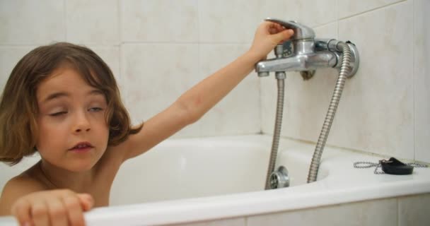 Een Meisje Giet Water Badkuip Baden Avondprocedures Badkamer Een Wandeling — Stockvideo