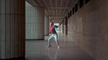 Baştan çıkarıcı Şehir Dansı: Şehir Manzarasında Genç Mans Büyüleyici ve Seksi Hareketler, Ritmik Dans Gösterisi. Yüksek kalite 4k görüntü