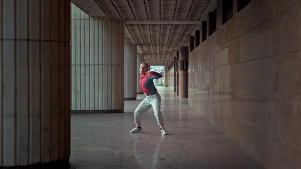 Baştan Çıkarıcı Şehir Dansı Şehir Manzarasında Genç Mans Büyüleyici Seksi — Stok video