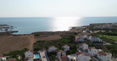 Kıbrıs Rum Kesimi, Protaralar. Akdeniz kıyısında yüzme havuzları olan güzel villalar. Tatil köyündeki adada dinlen. Yüksek kalite 4k görüntü