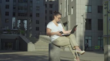 Beyaz iş kadını, iş merkezinin yakınındaki bir dosyada belgelere bakıyor. Ofiste çalışan bir kadın iş toplantısına hazırlanıyor. Yüksek kalite 4k görüntü