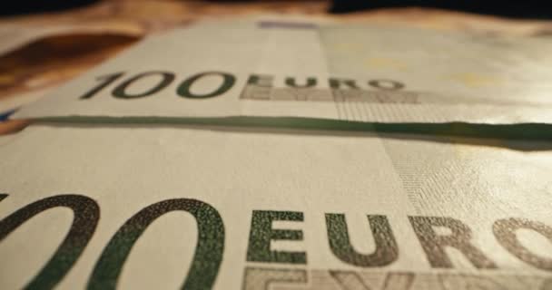 Close Uma Centena Notas Euro Deitadas Sobre Mesa Transferências Bancárias — Vídeo de Stock