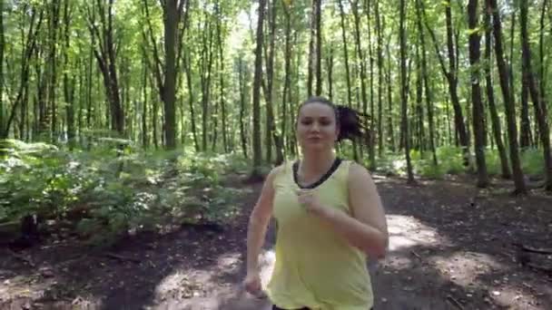 Piękna Nadwaga Rozmiar Dziewczyna Jogging Parku Kobieta Traci Wadze Podczas — Wideo stockowe