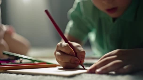紙に鉛筆で描いた男の子の手のクローズアップ Fun時間は家で過ごし 子供は芸術に従事し 学びます 高品質の4K映像 — ストック動画