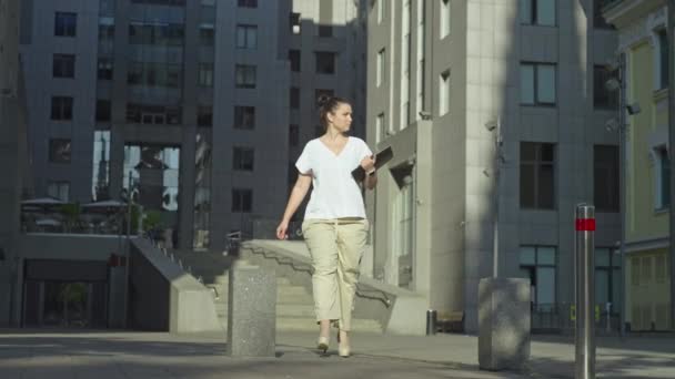 Eine Geschäftsfrau Läuft Mit Einem Ordner Klassischen Anzug Durch Das — Stockvideo