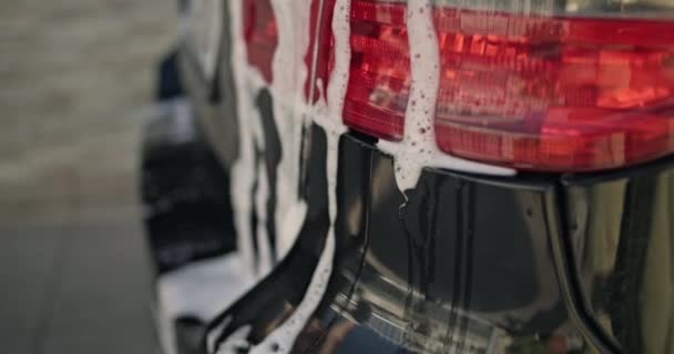 Close Dari Mobil Mencuci Busa Pada Lampu Depan Membersihkan Mobil — Stok Video