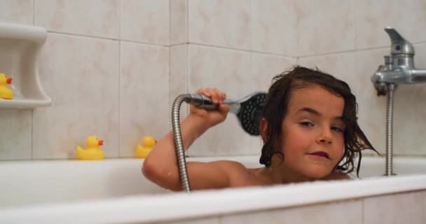 快乐的沐浴时间 捕捉孩子在浴缸里泼洒和嬉笑的快乐 高质量的4K镜头 — 图库视频影像